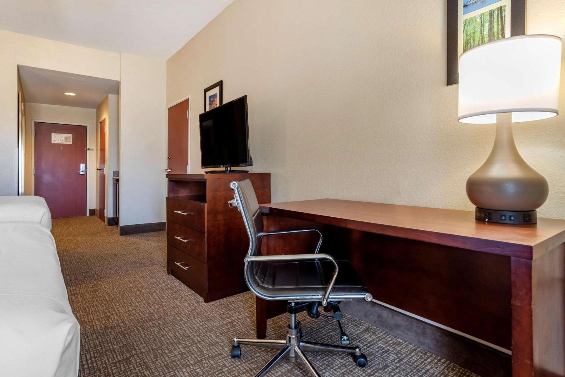 Comfort Inn & Suites Clinton - Jackson West photo 10