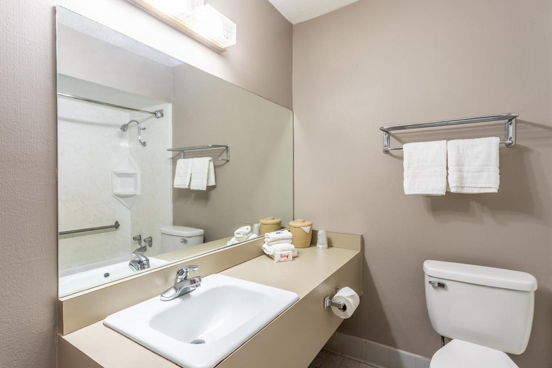 Red Roof Inn Meridian photo 37
