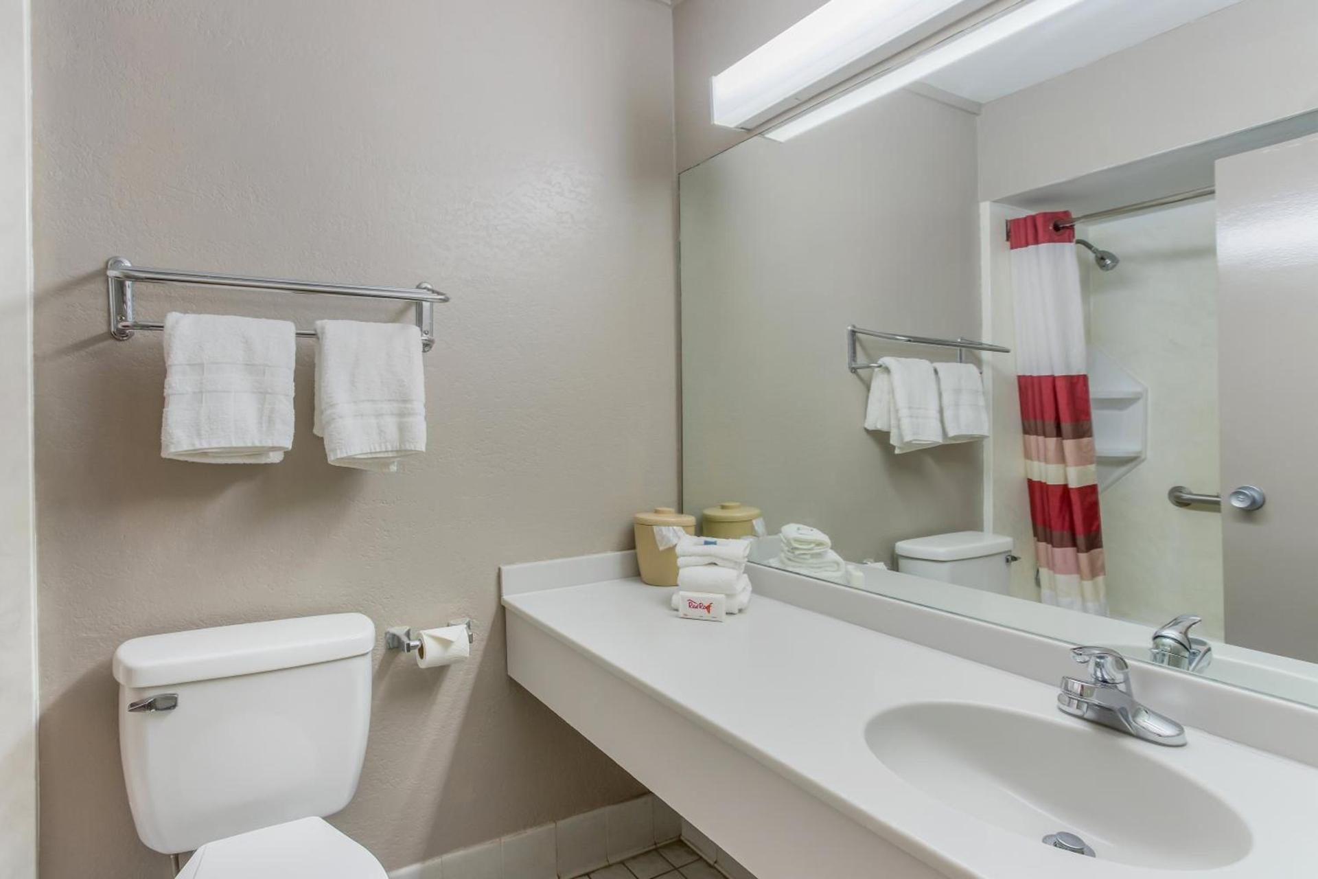 Red Roof Inn Meridian photo 33