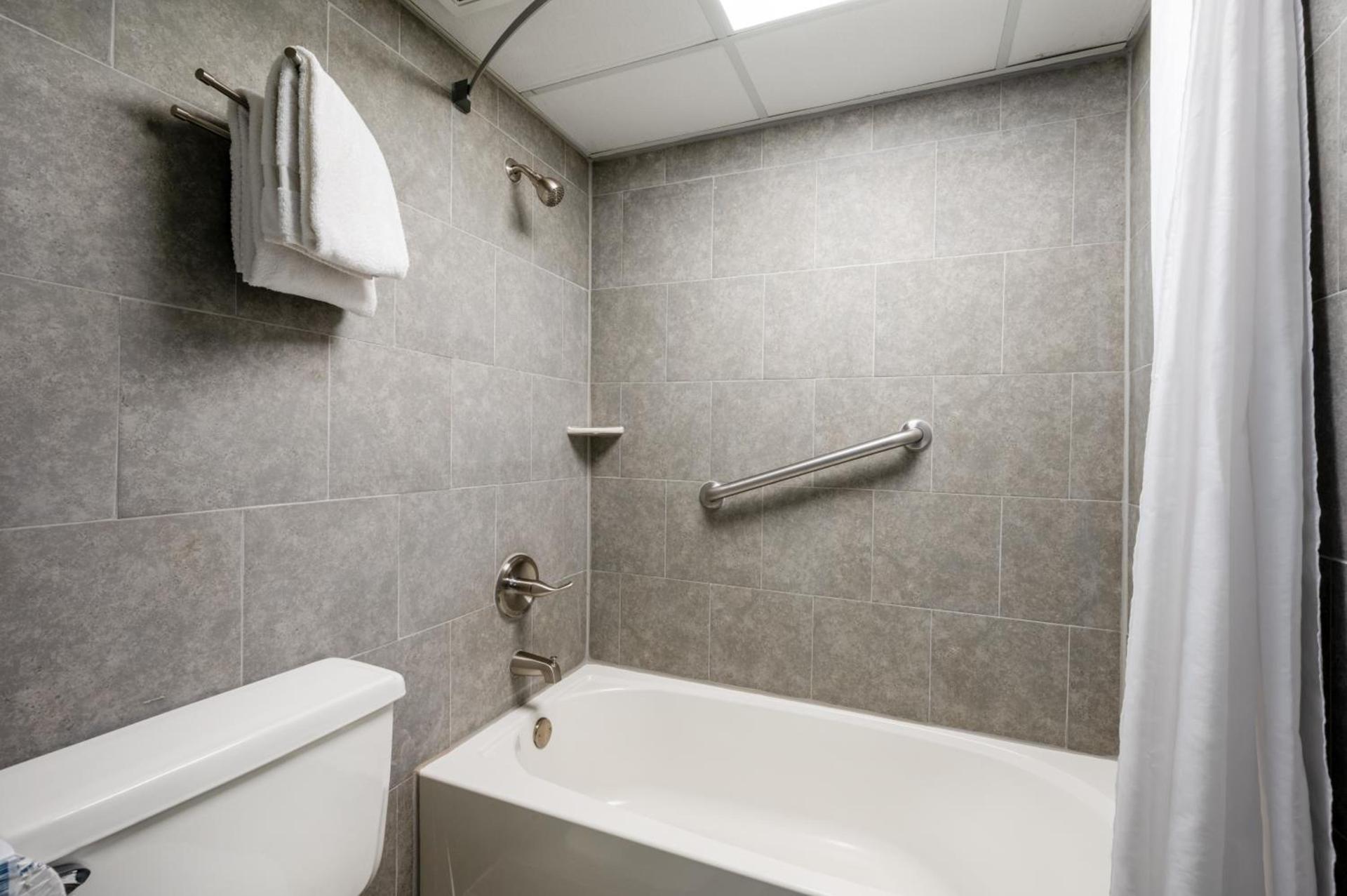 Days Inn by Wyndham Perrysburg Toledo photo 37