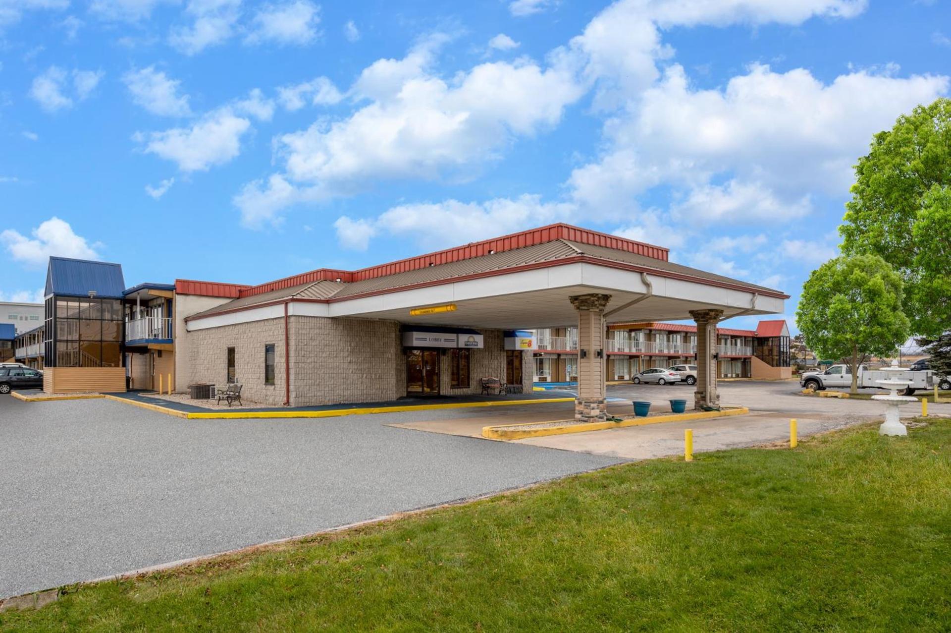 Super 8 by Wyndham Perrysburg-Toledo photo 31