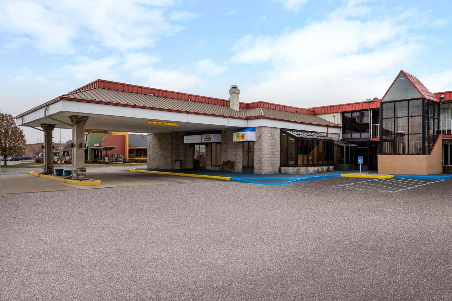 Super 8 by Wyndham Perrysburg-Toledo photo 35