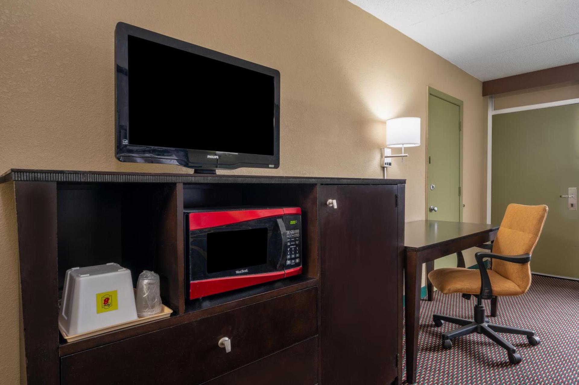 Super 8 by Wyndham Perrysburg-Toledo photo 39