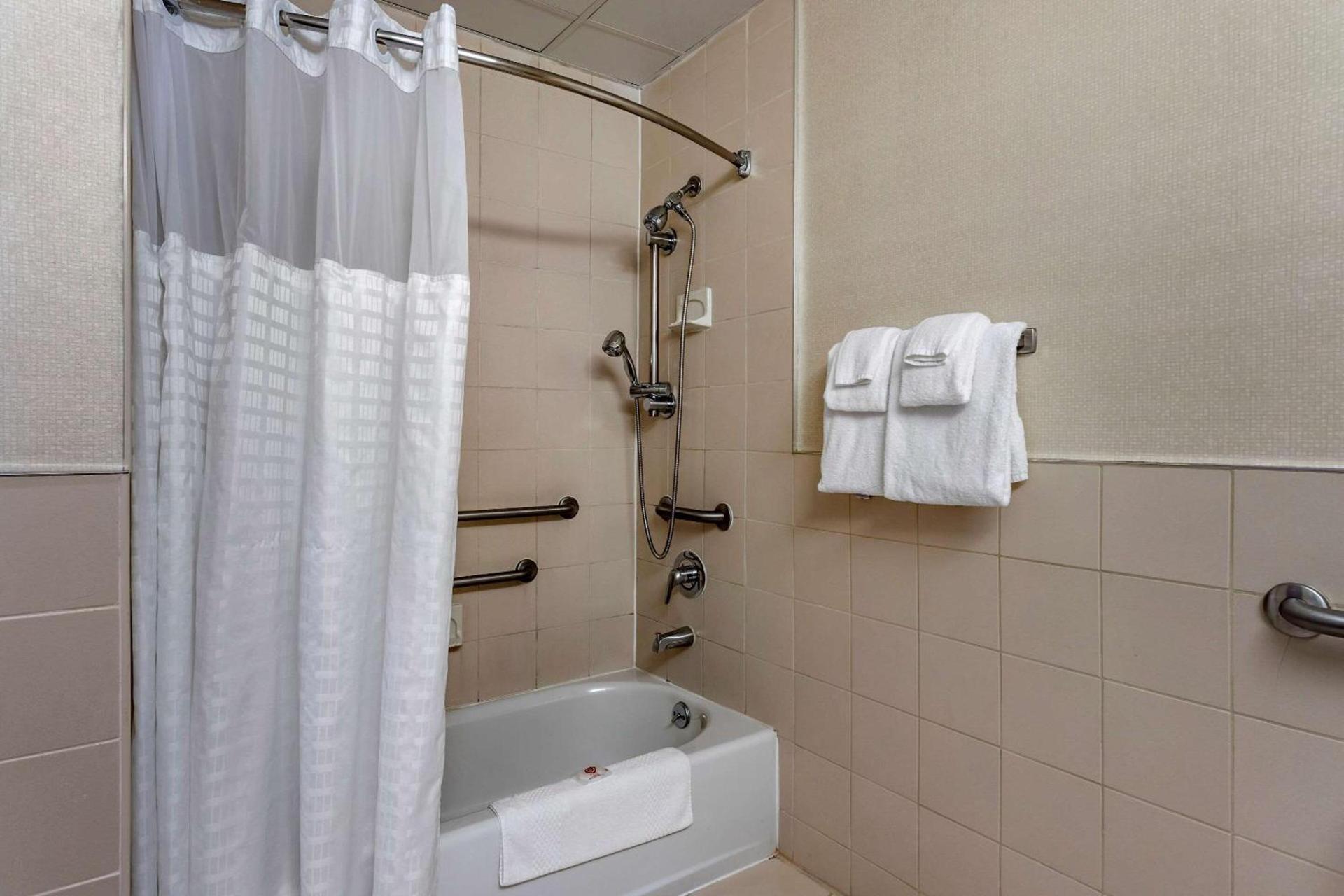 Comfort Inn Syosset-Long Island photo 38
