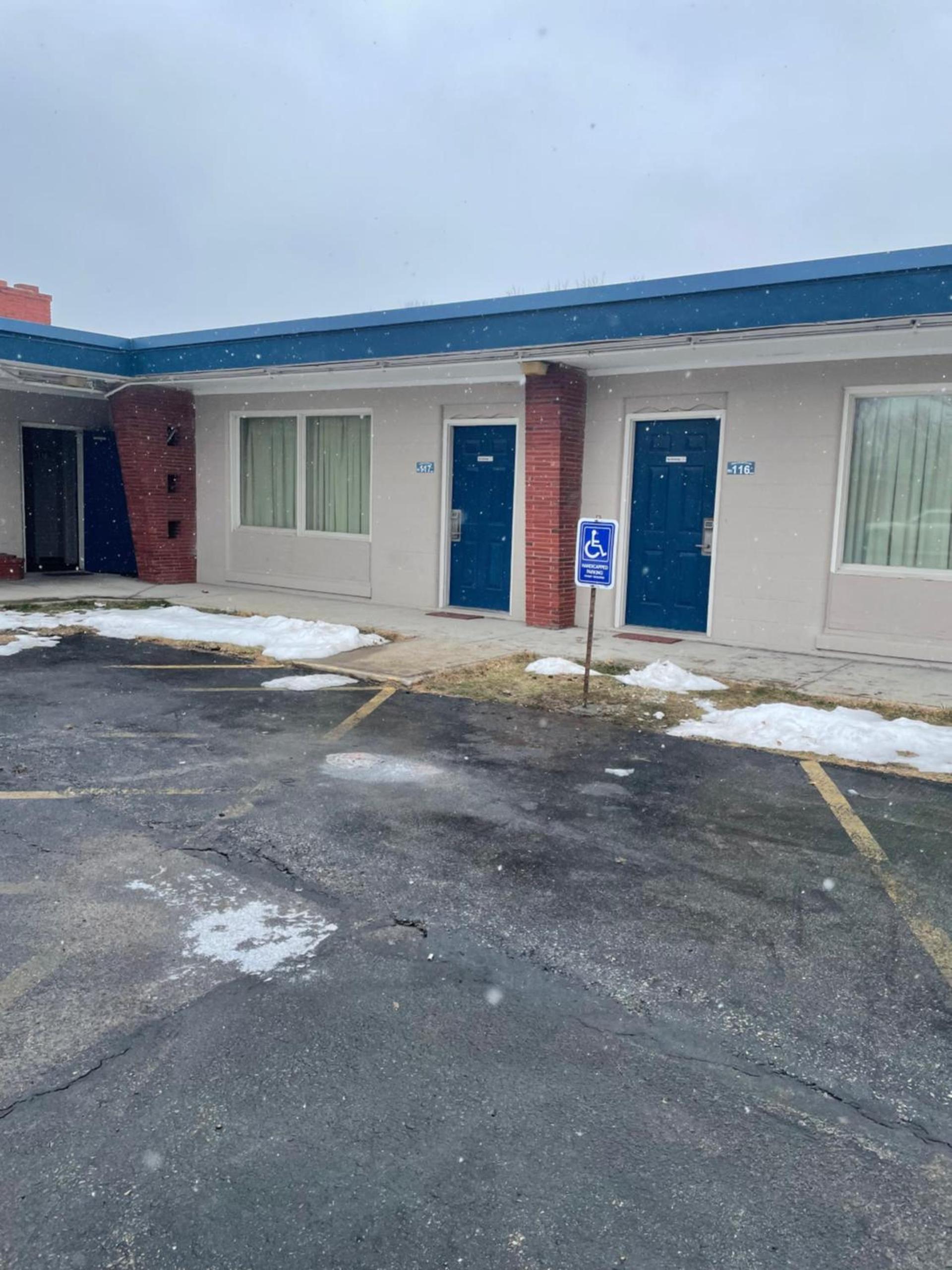 American Motor Inn - Rock Island photo 21