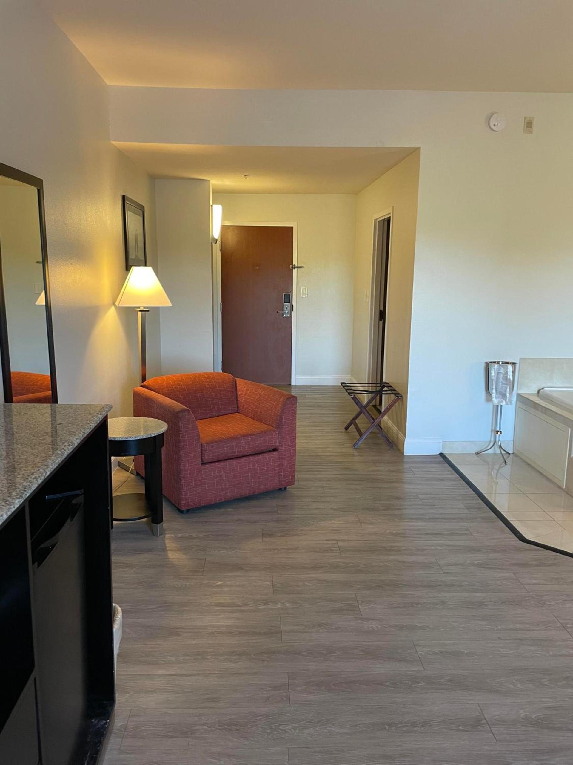Days Inn & Suites by Wyndham Lakeland photo 100