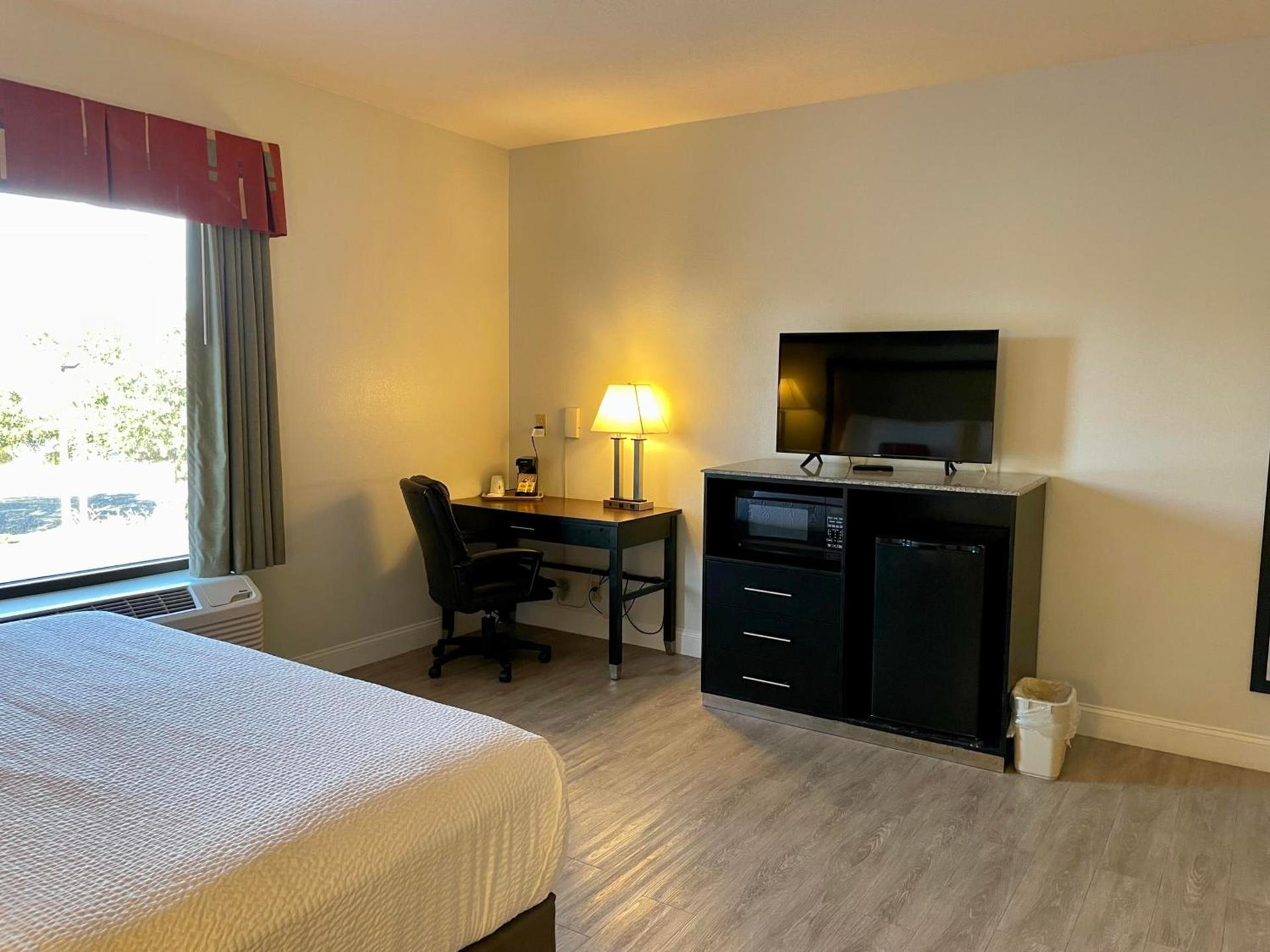 Days Inn & Suites by Wyndham Lakeland photo 87