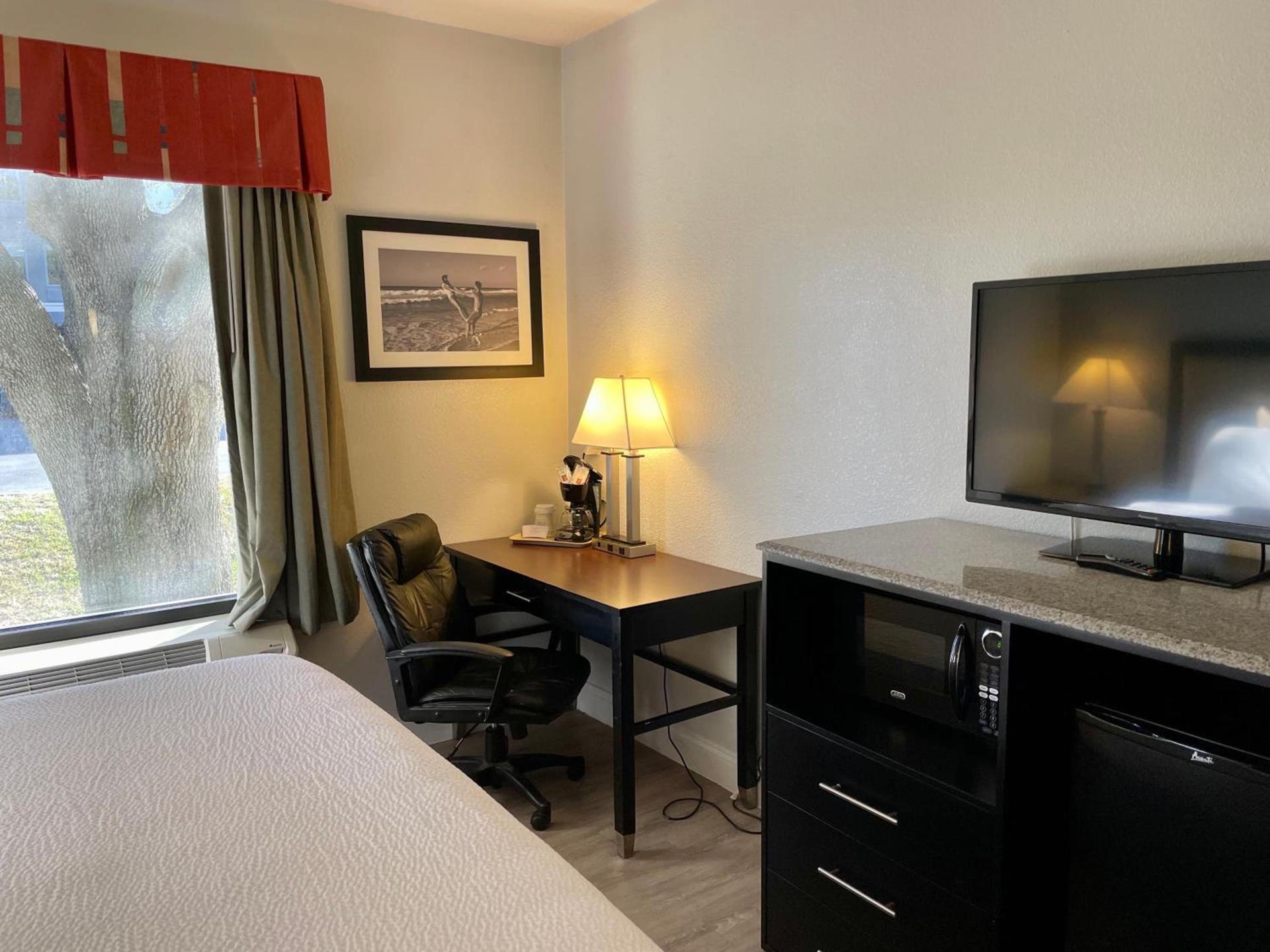 Days Inn & Suites by Wyndham Lakeland photo 77