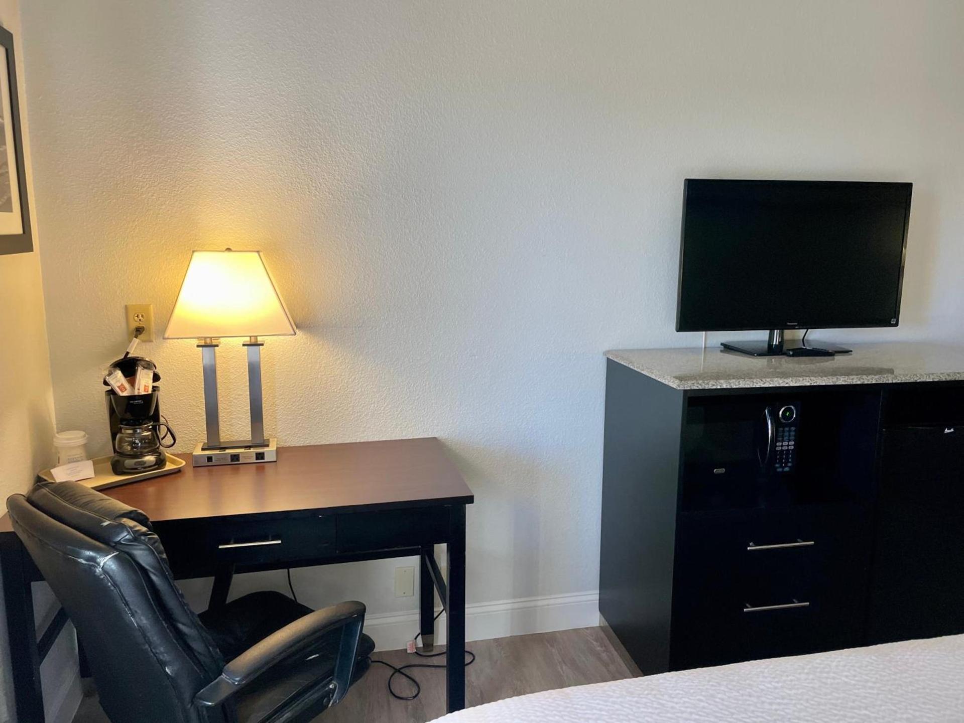 Days Inn & Suites by Wyndham Lakeland photo 69
