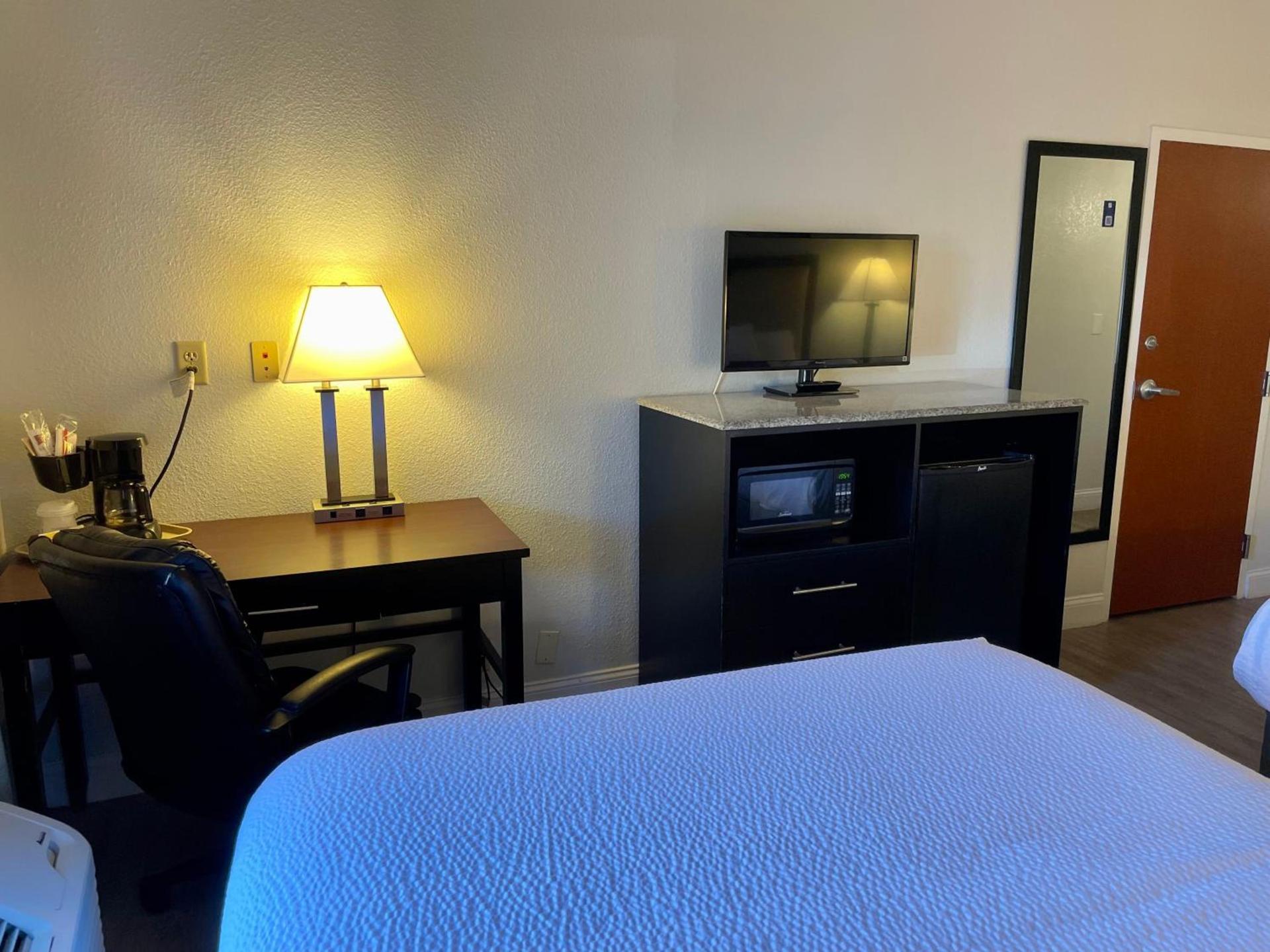 Days Inn & Suites by Wyndham Lakeland photo 79