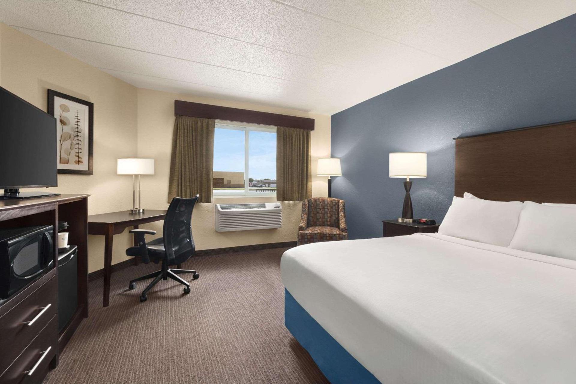 Baymont by Wyndham Owatonna photo 25