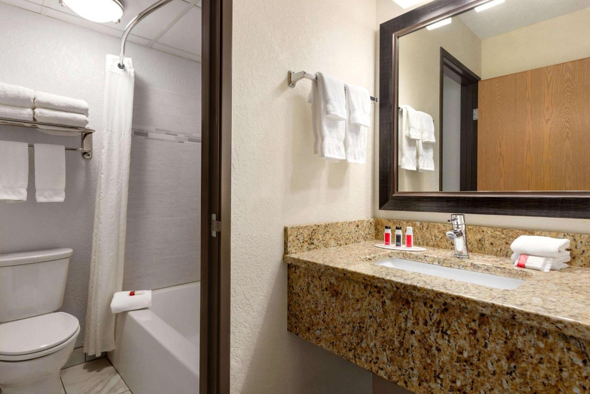Baymont by Wyndham Owatonna photo 38