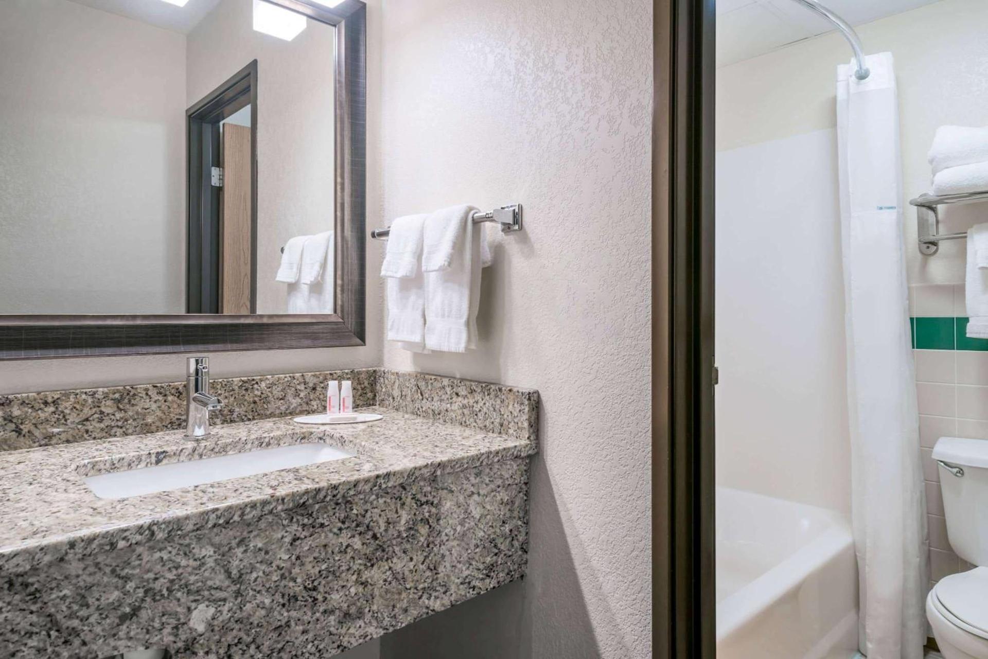 Baymont by Wyndham Owatonna photo 41