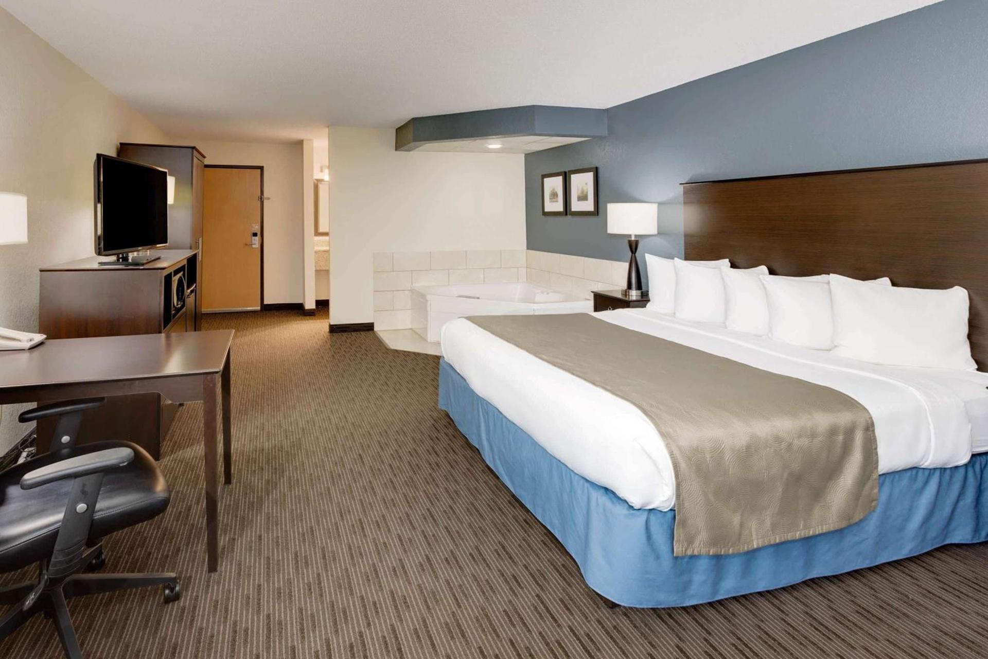 Baymont by Wyndham Owatonna photo 48