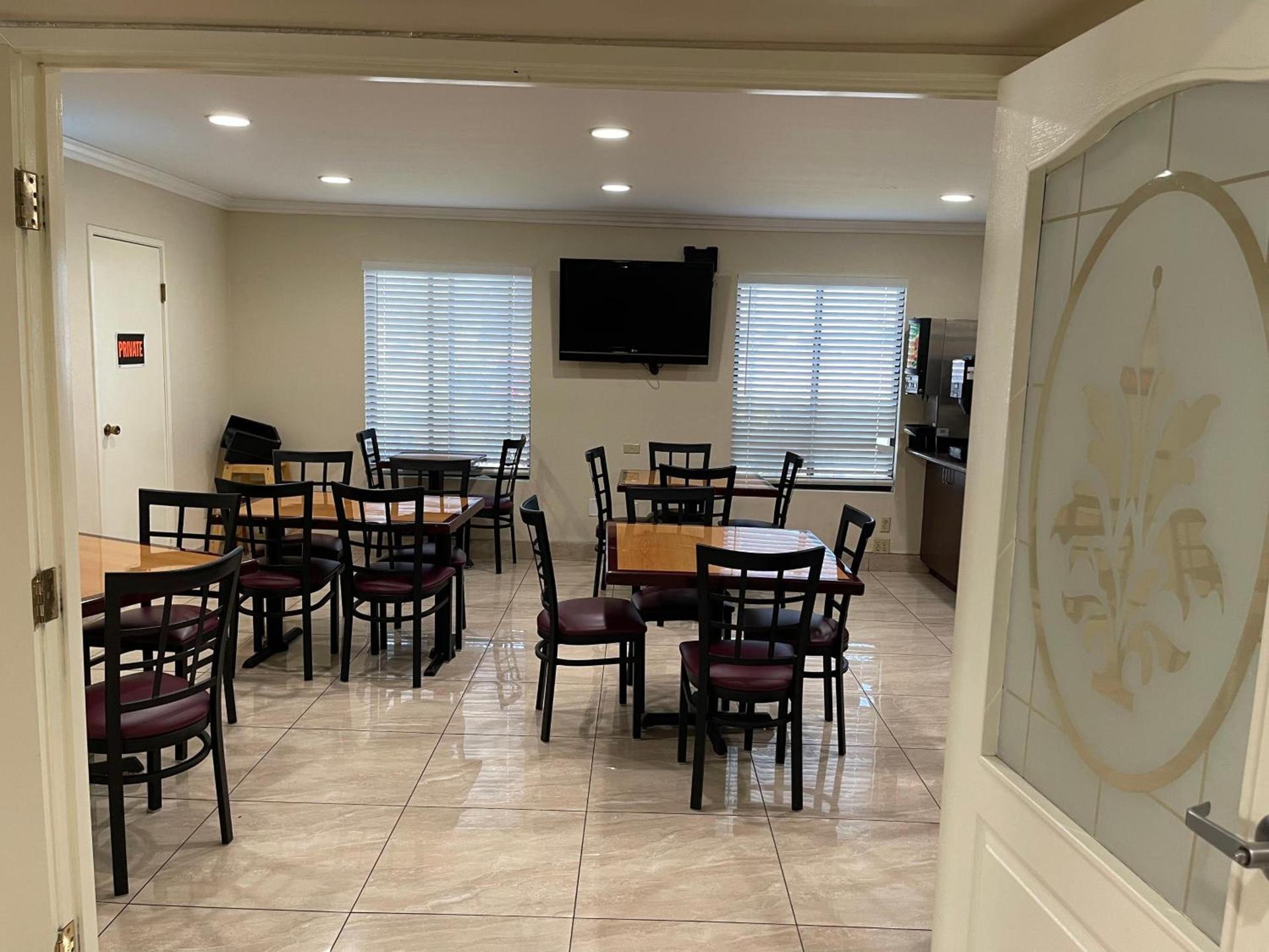 Days Inn by Wyndham Indio photo 36