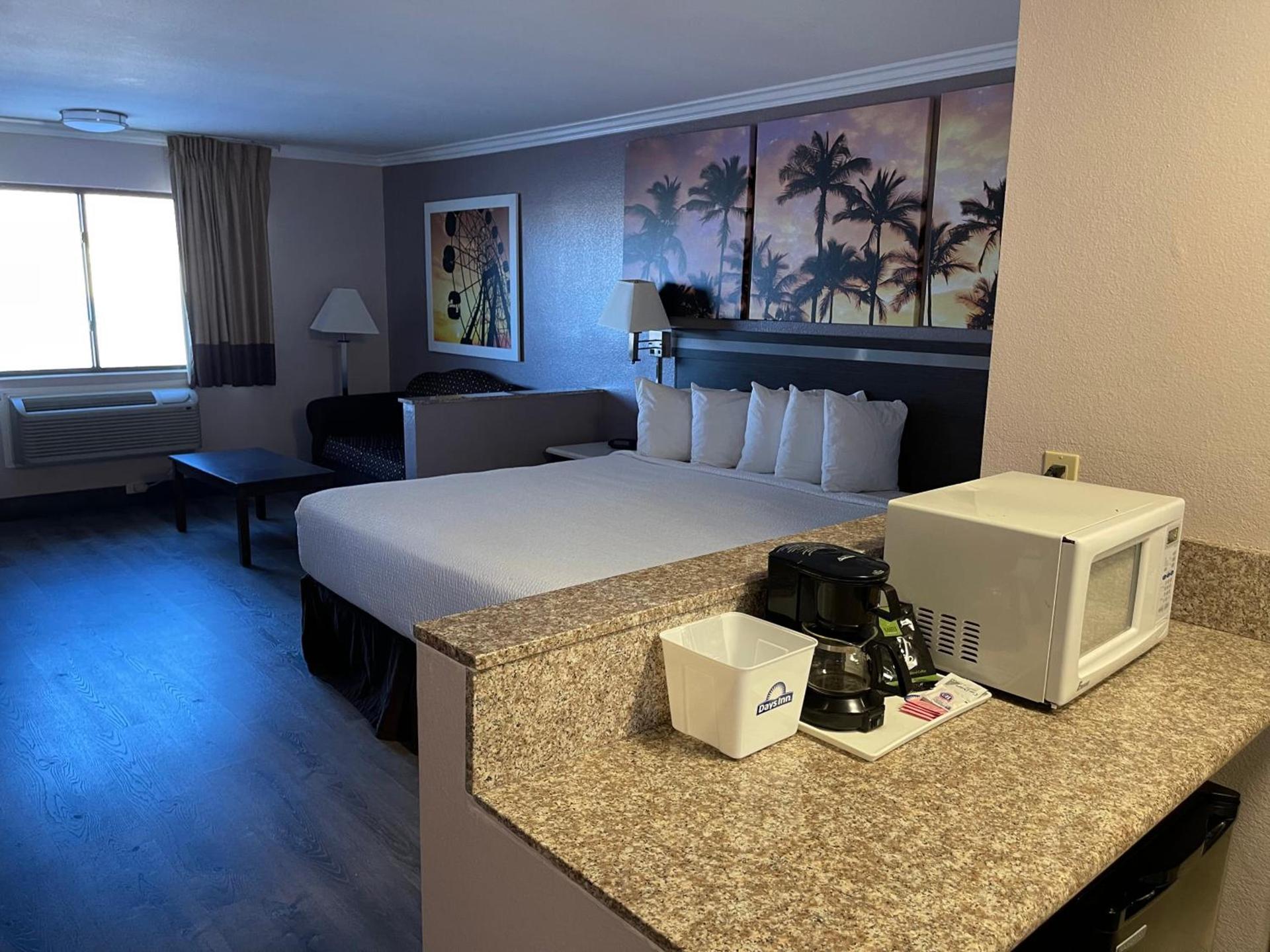 Days Inn by Wyndham Indio photo 39