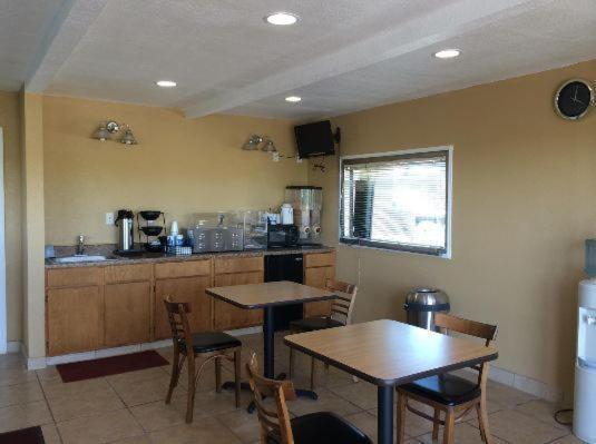 Americas Best Value Inn Schulenburg photo 2