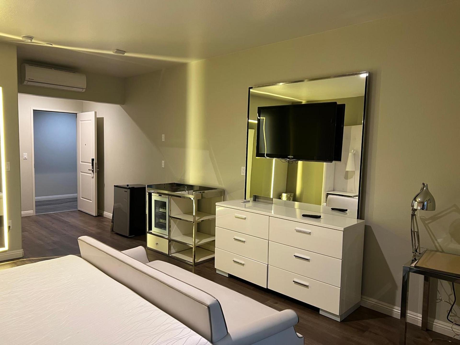 ASPIRE INN & SUITES Orange photo 13