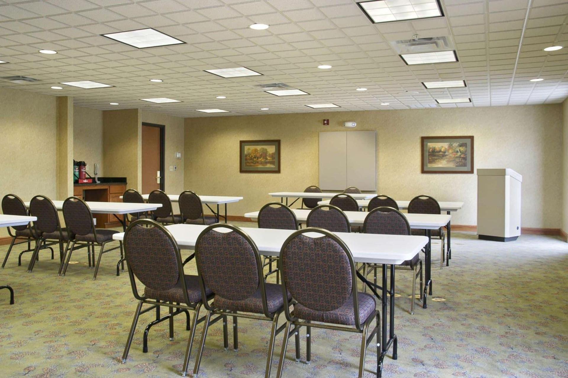 Wingate by Wyndham Bentonville photo 14