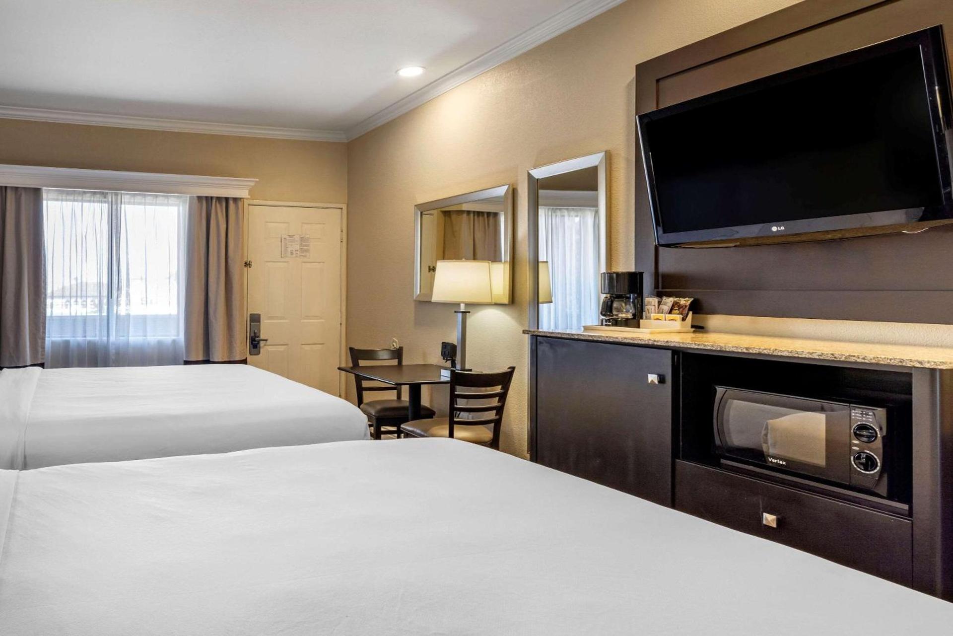 Comfort Inn & Suites Huntington Beach photo 8
