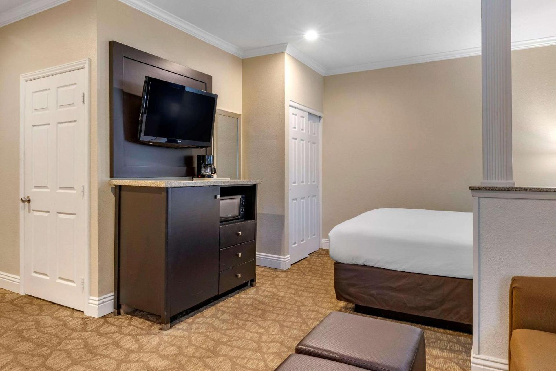 Comfort Inn & Suites Huntington Beach photo 11