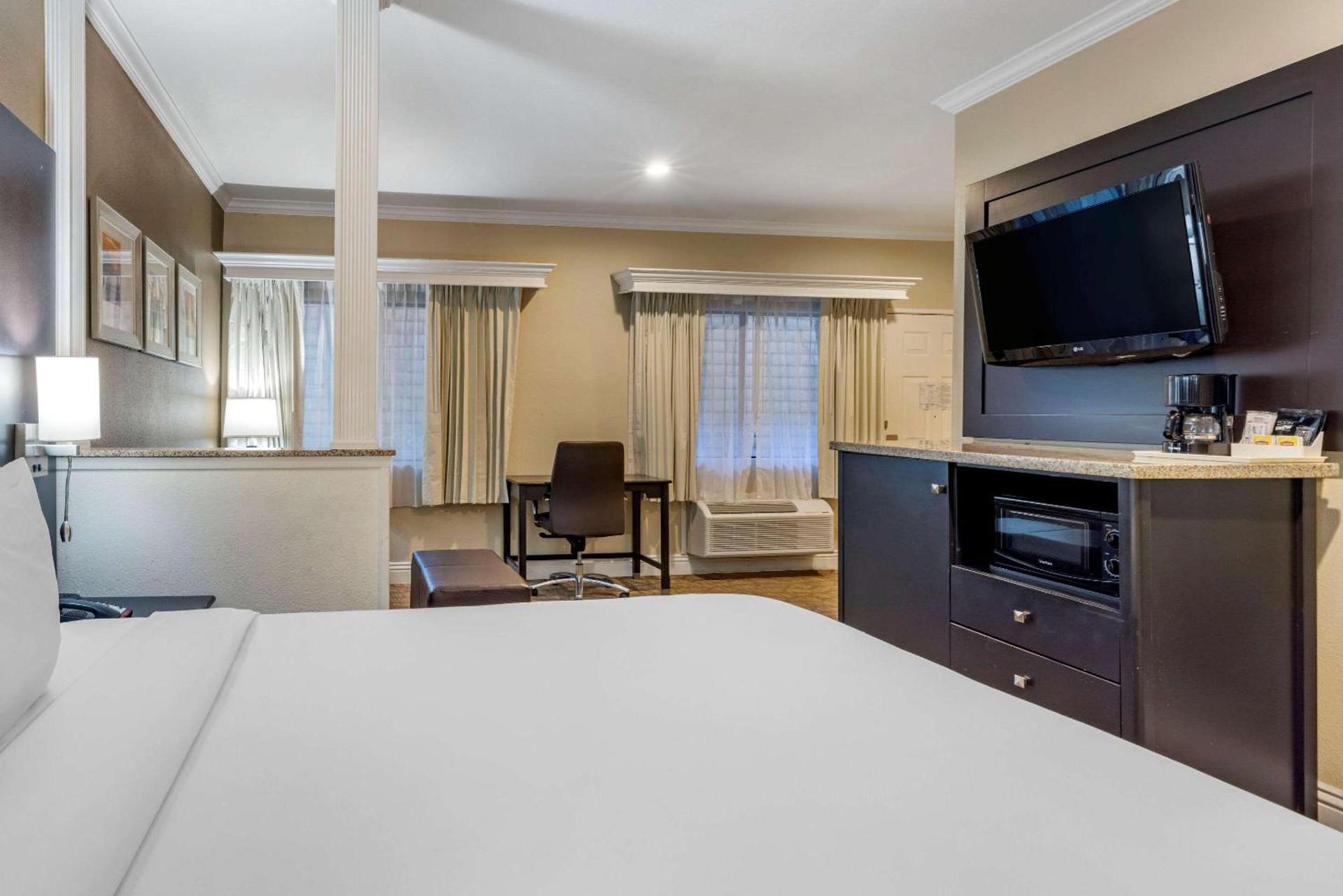 Comfort Inn & Suites Huntington Beach photo 12