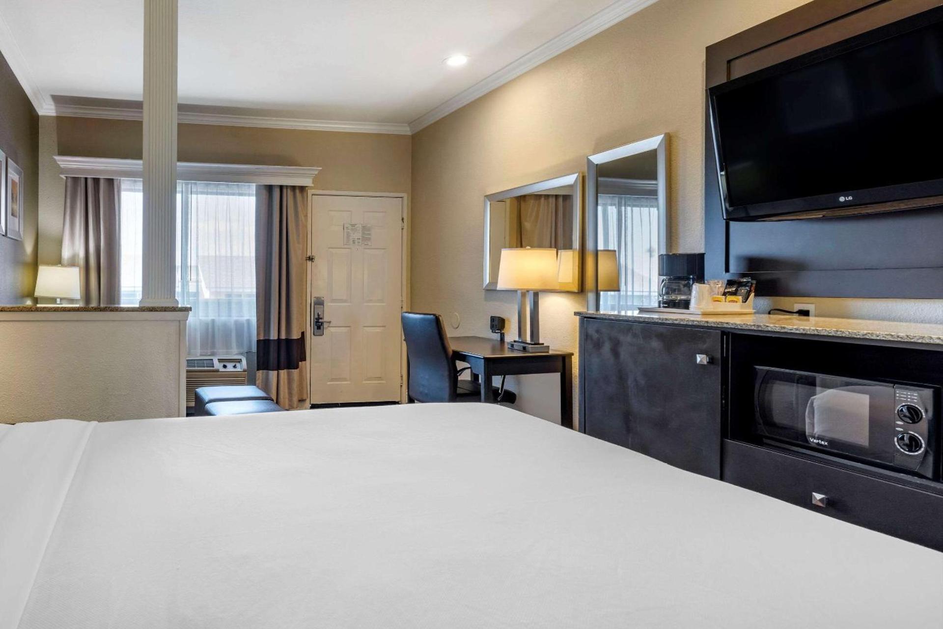 Comfort Inn & Suites Huntington Beach photo 16