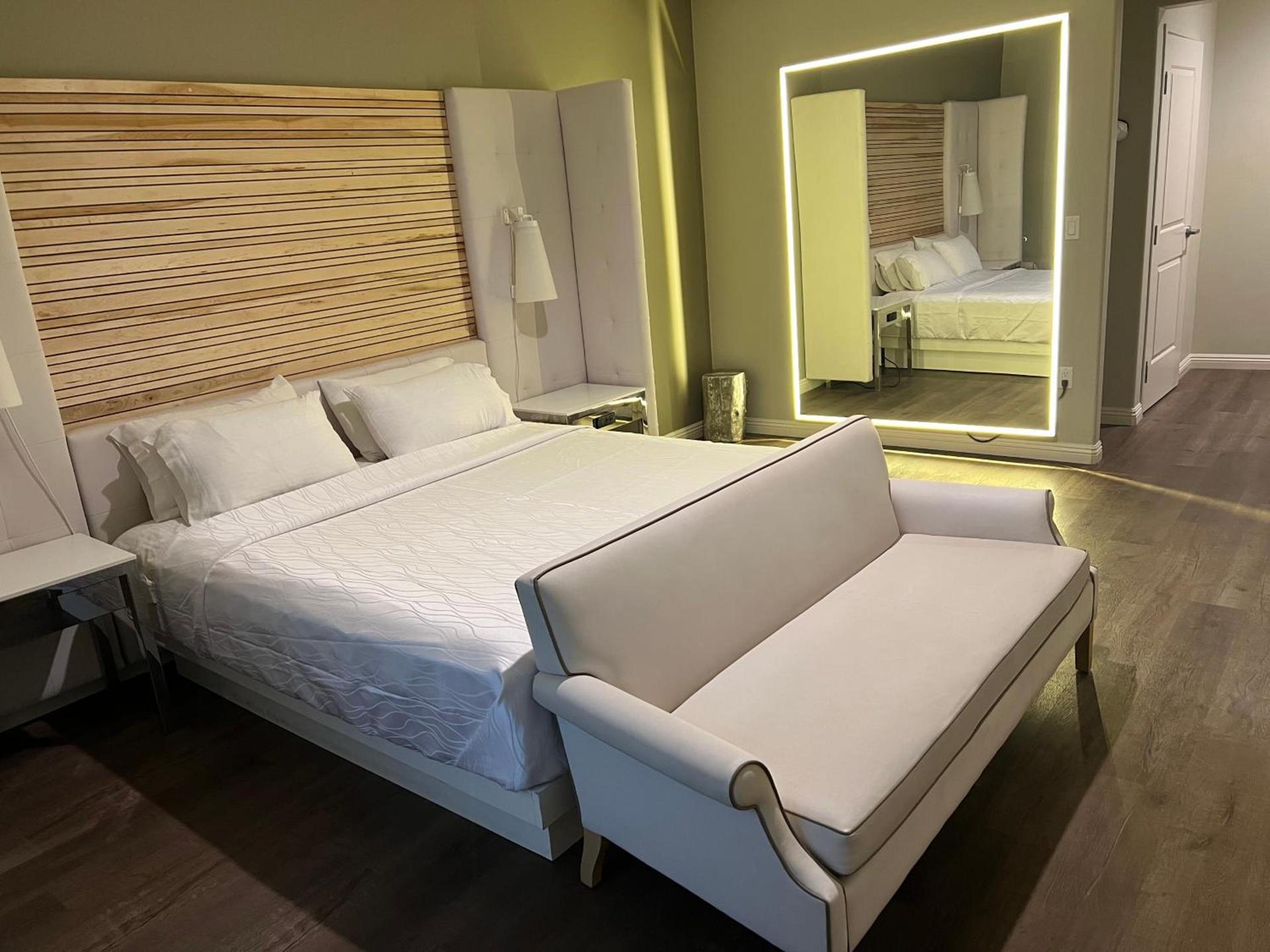 ASPIRE INN & SUITES Orange photo 12