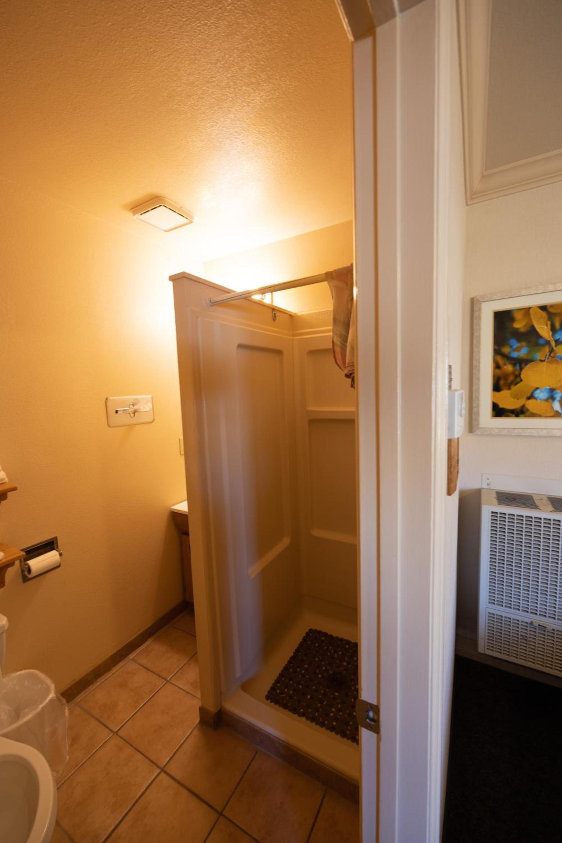 Woodland Motel photo 35