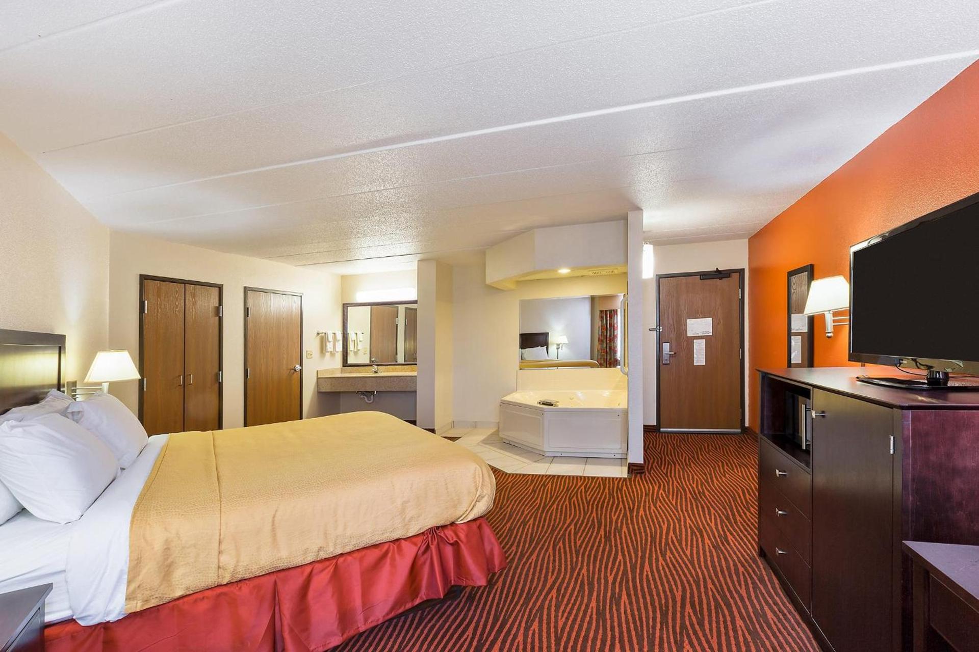 AmericInn by Wyndham Muscatine photo 38