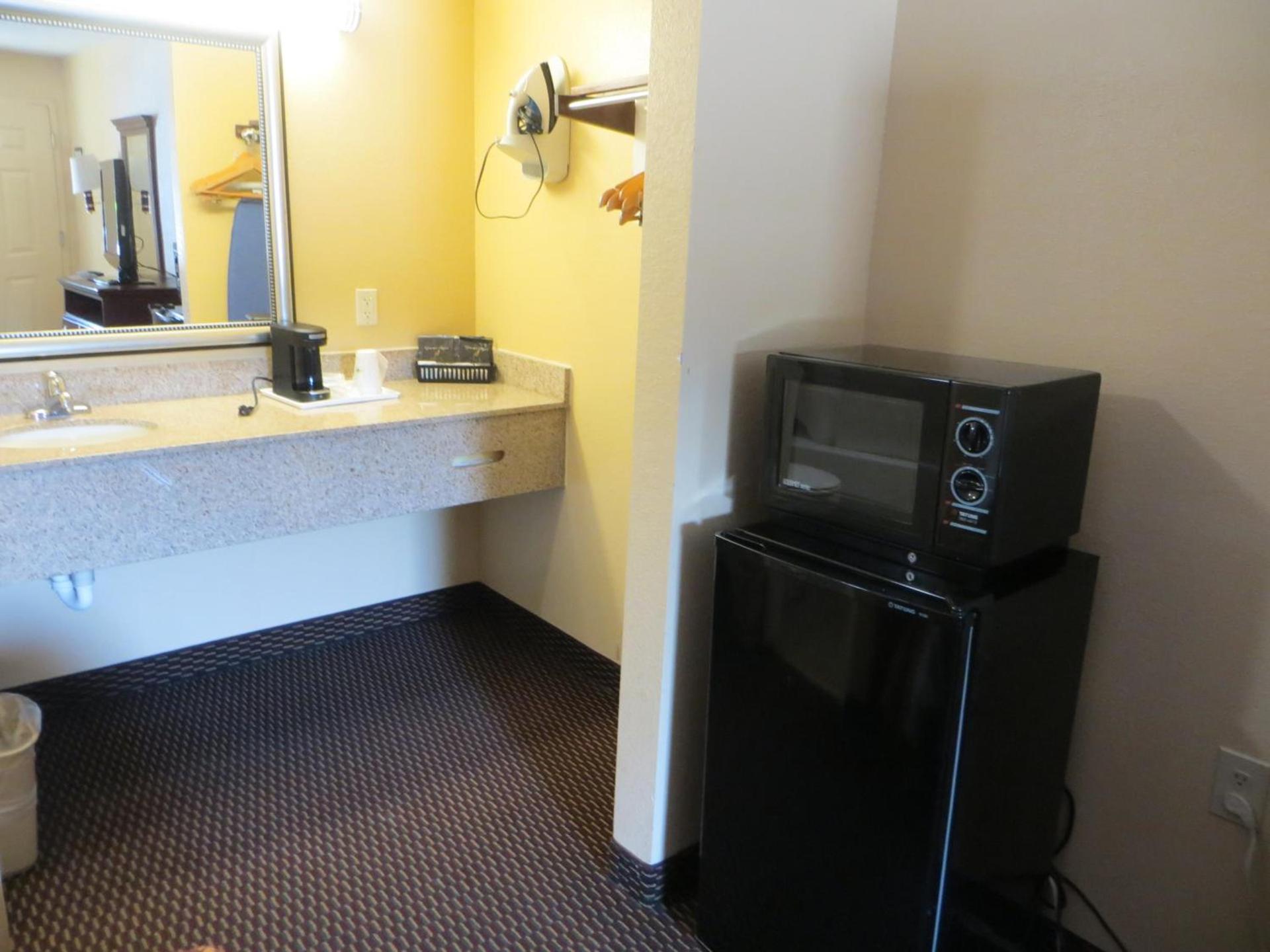 Days Inn by Wyndham Canton photo 15