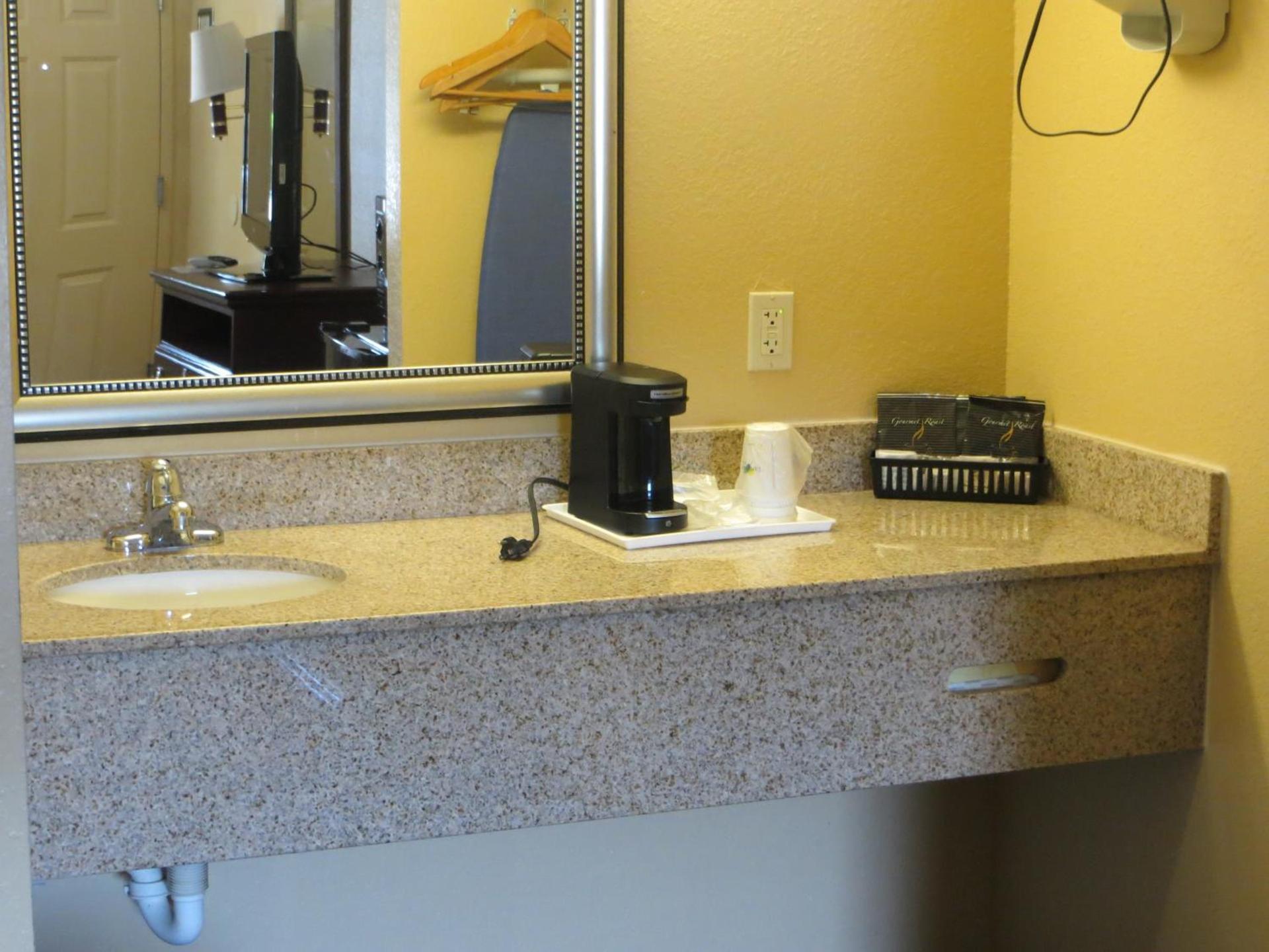 Days Inn by Wyndham Canton photo 14