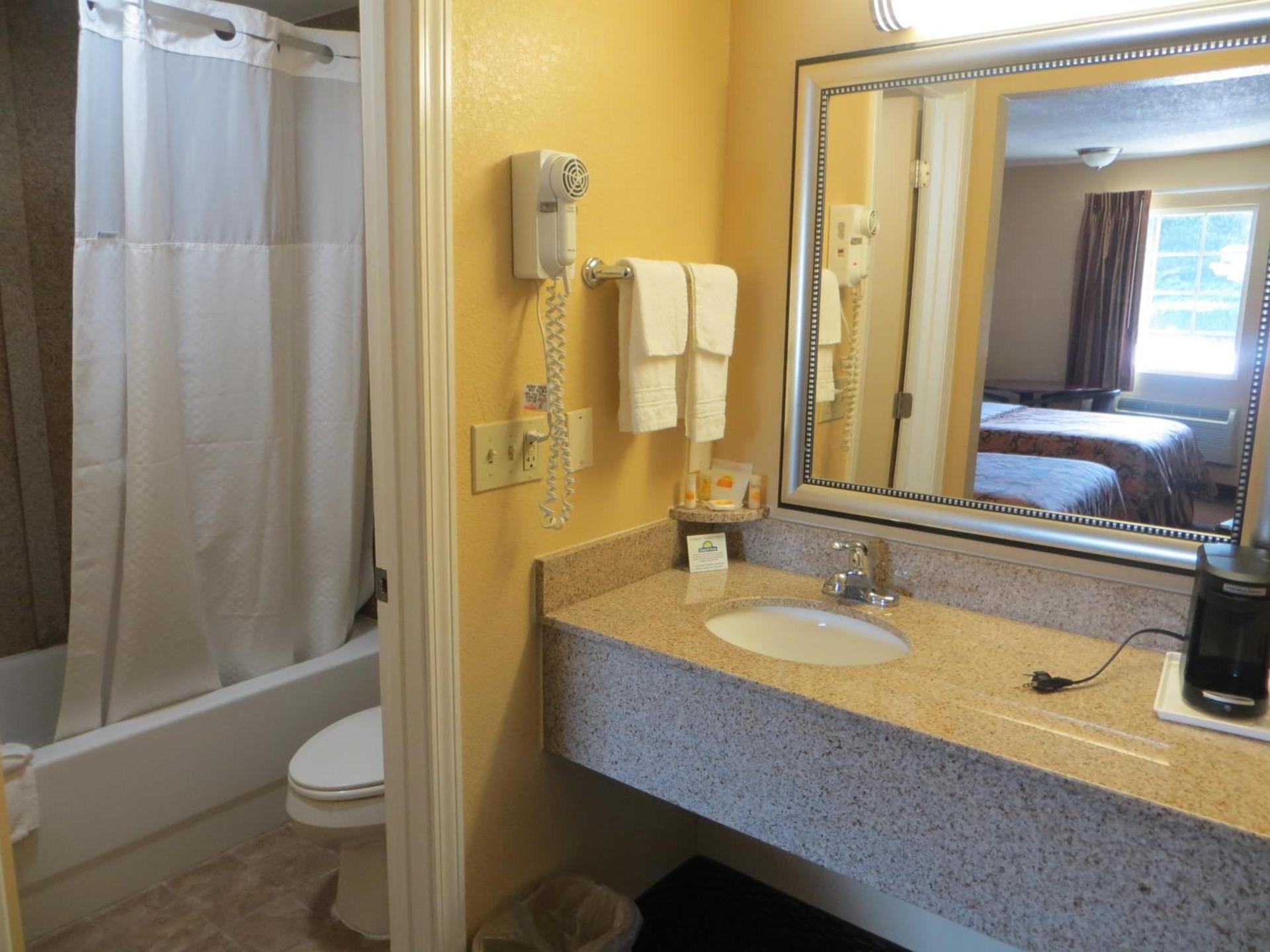 Days Inn by Wyndham Canton photo 16