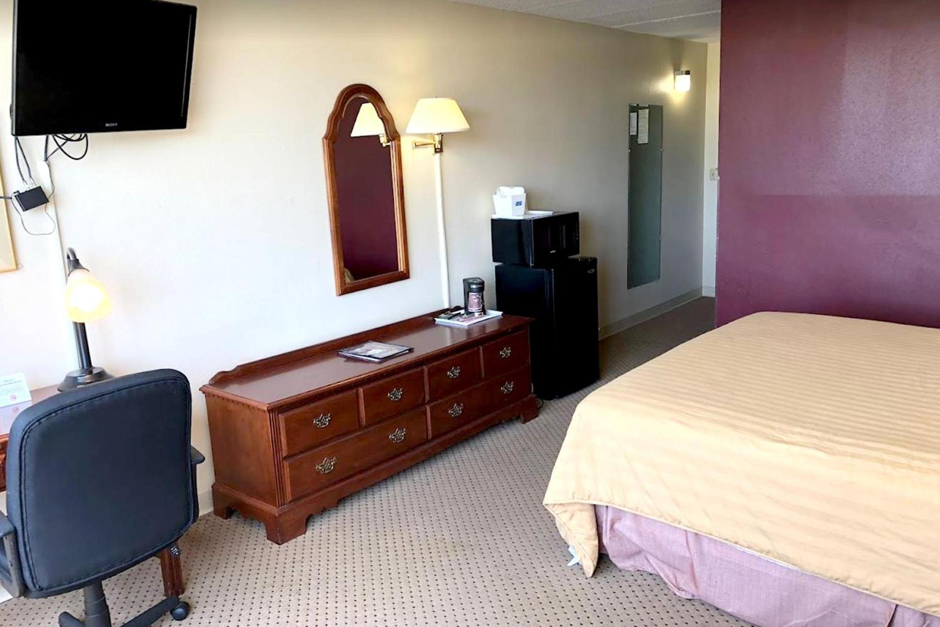 Norwood Inn & Suites Worthington photo 8