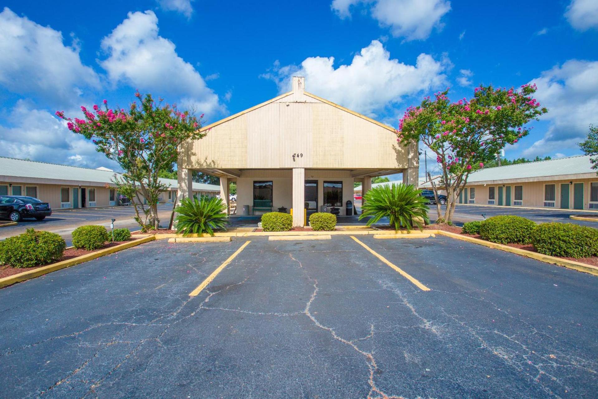 Rodeway Inn & Suites Brookhaven photo 17