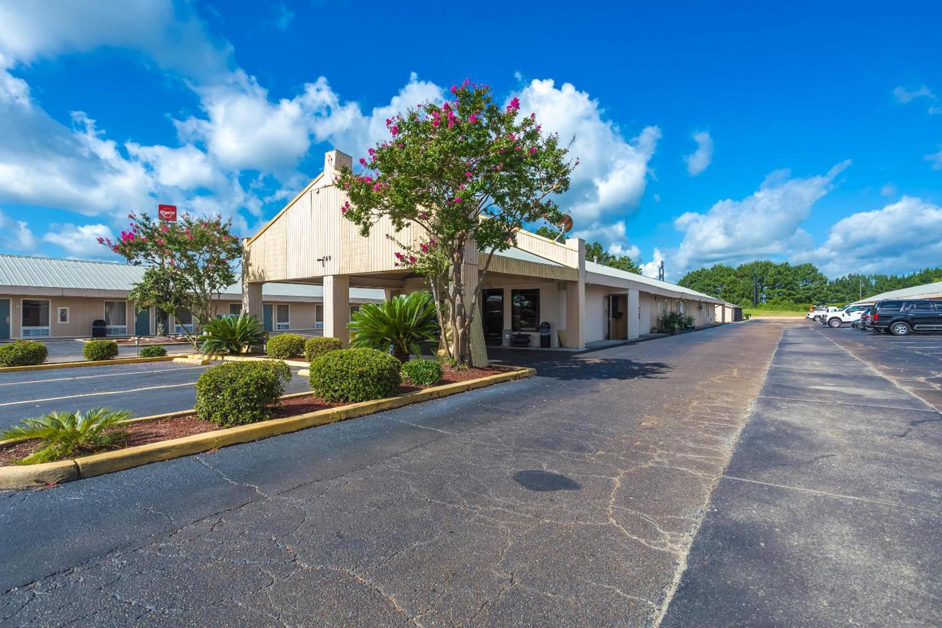 Rodeway Inn & Suites Brookhaven photo 16