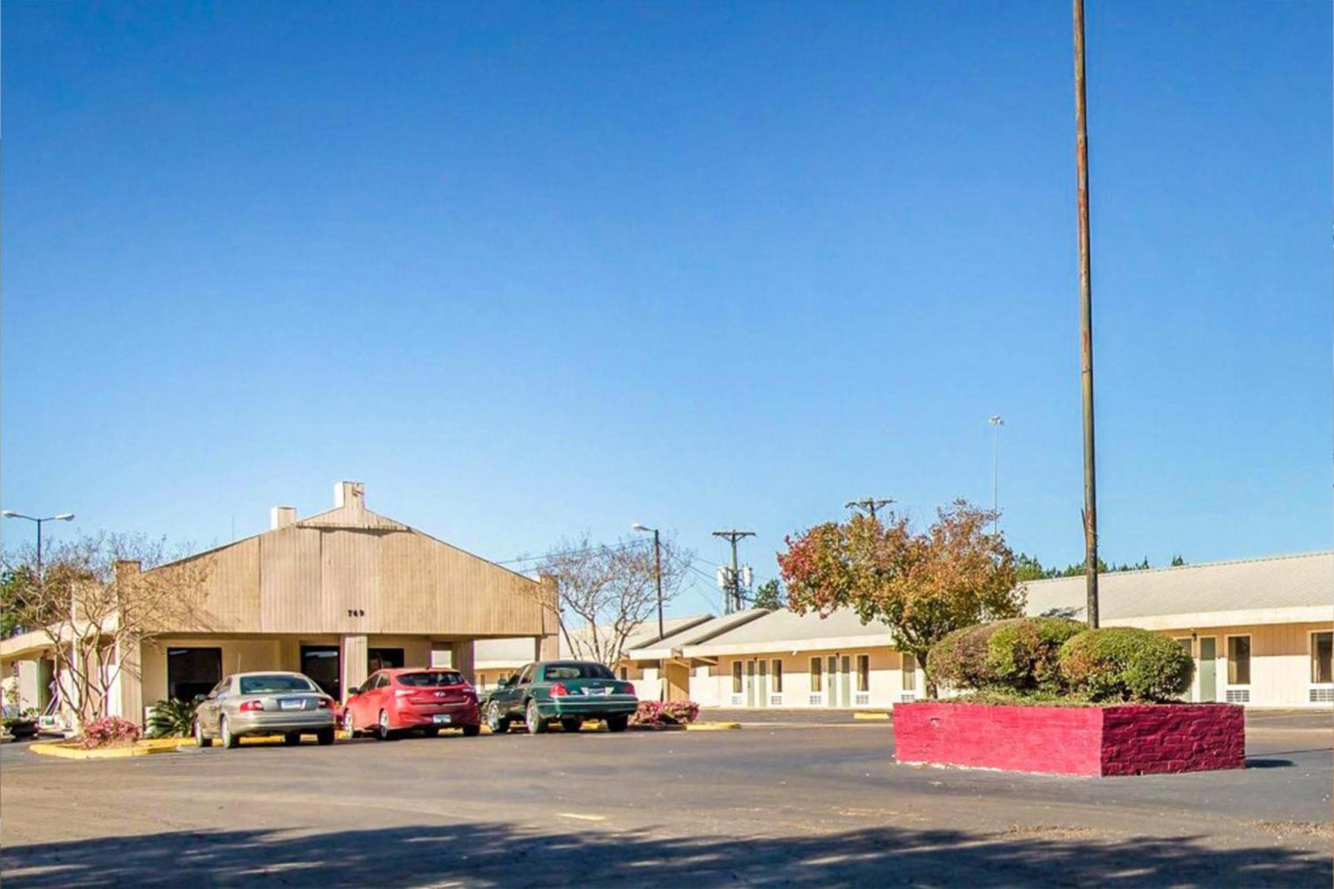 Rodeway Inn & Suites Brookhaven photo 19