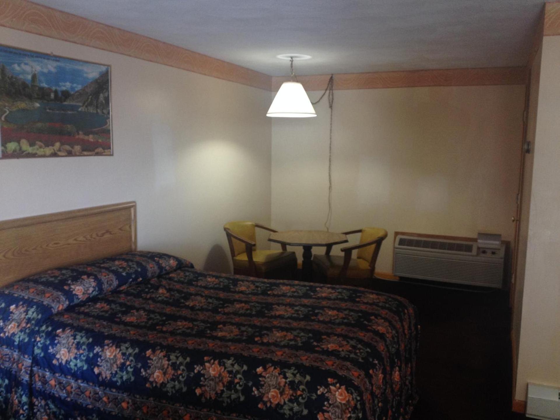 Knotty Pine Motel photo 10