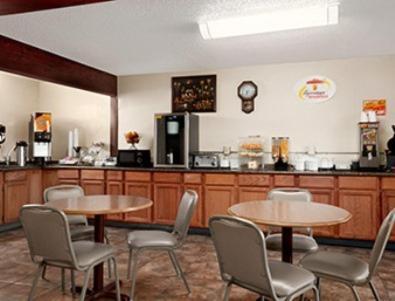 Super 8 by Wyndham Carlsbad photo 12