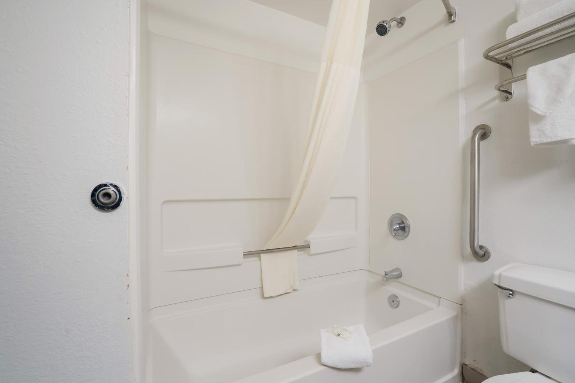 Quality Inn Jacksonville near Camp Lejeune photo 45