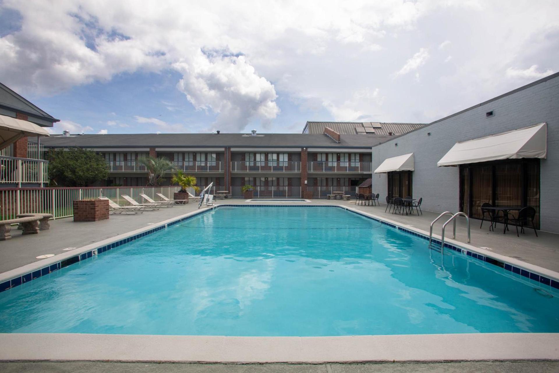 Days Inn by Wyndham Mobile I-65 photo 50