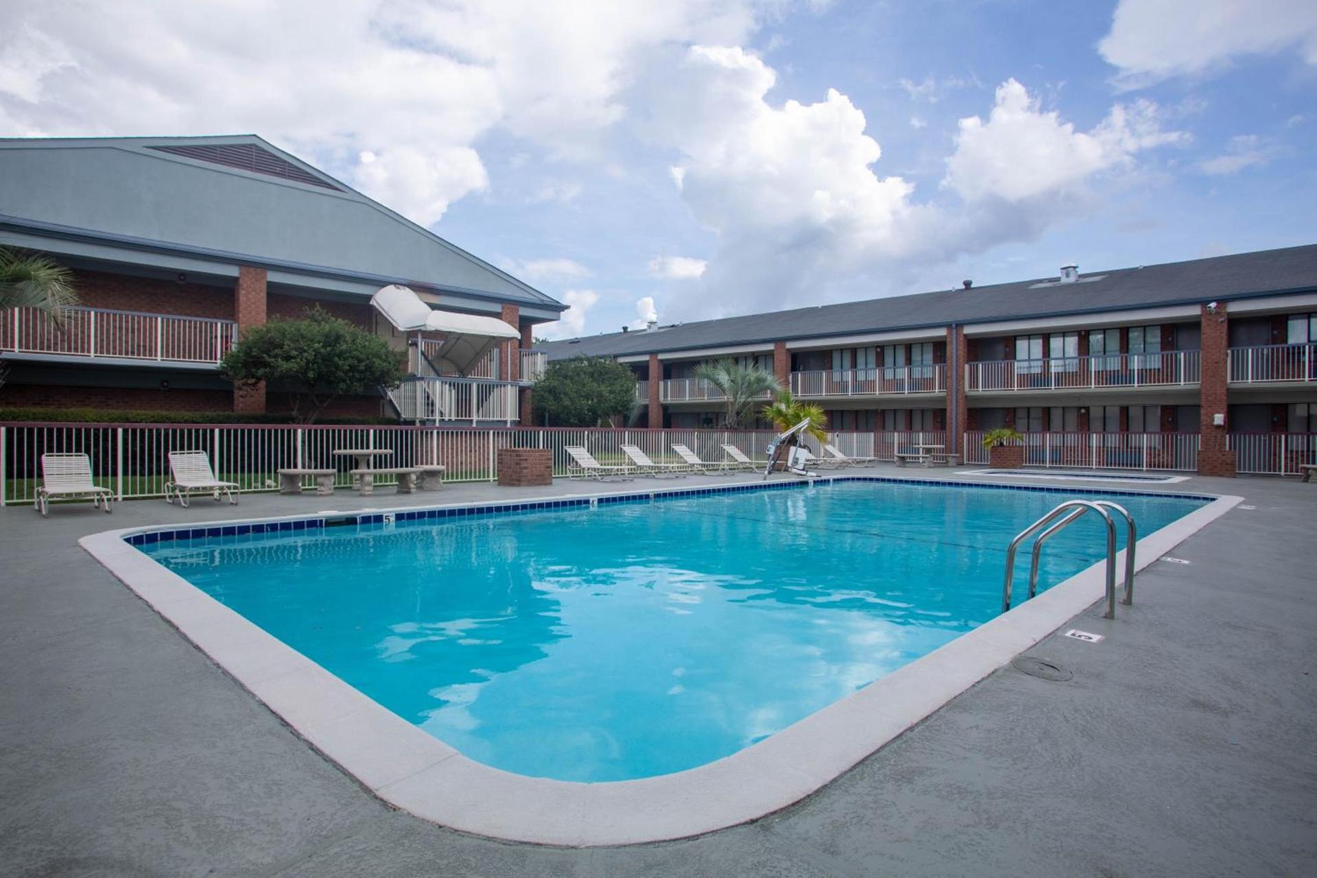 Days Inn by Wyndham Mobile I-65 photo 51