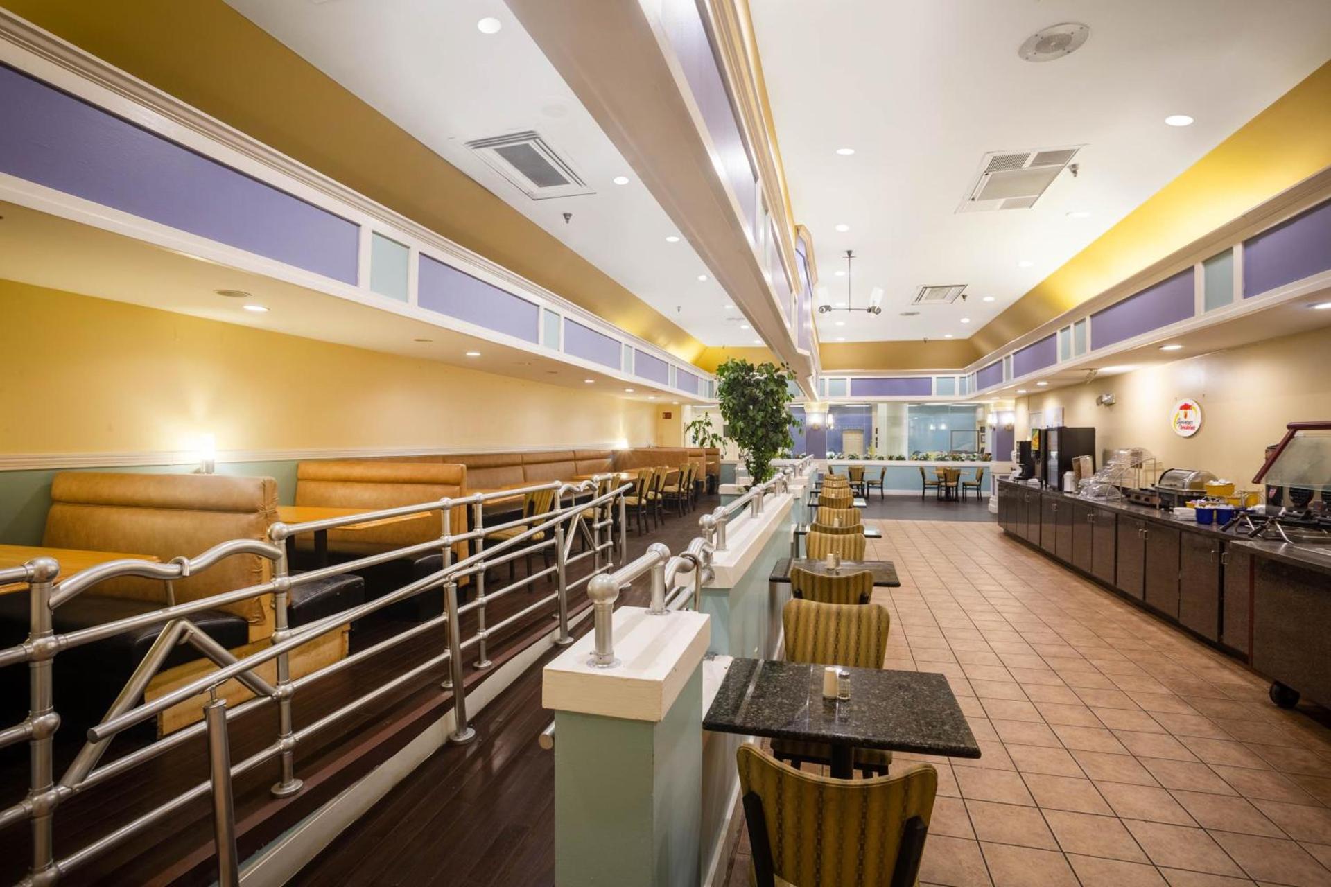 Days Inn by Wyndham Mobile I-65 photo 56