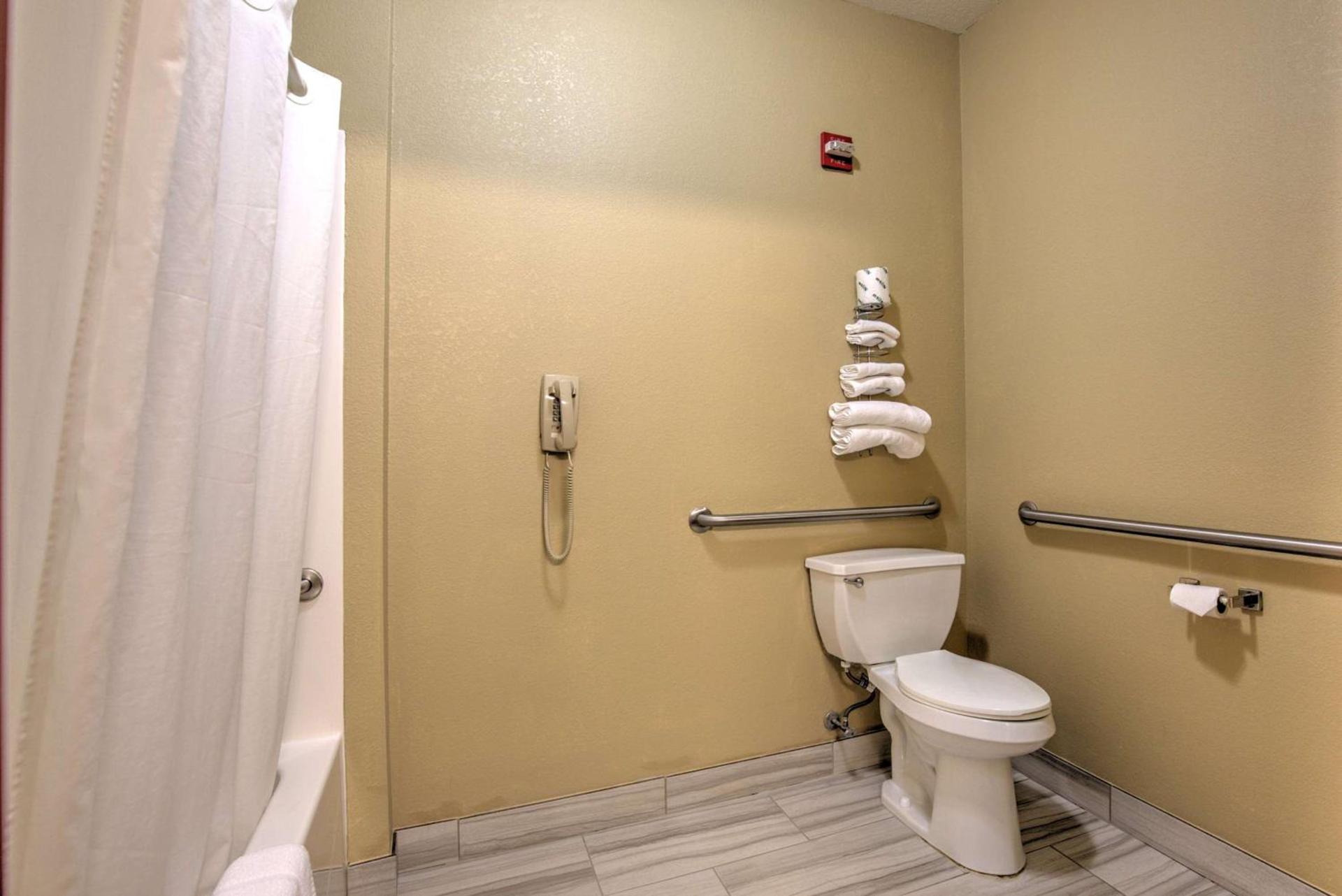 Super 8 by Wyndham Waterloo photo 12