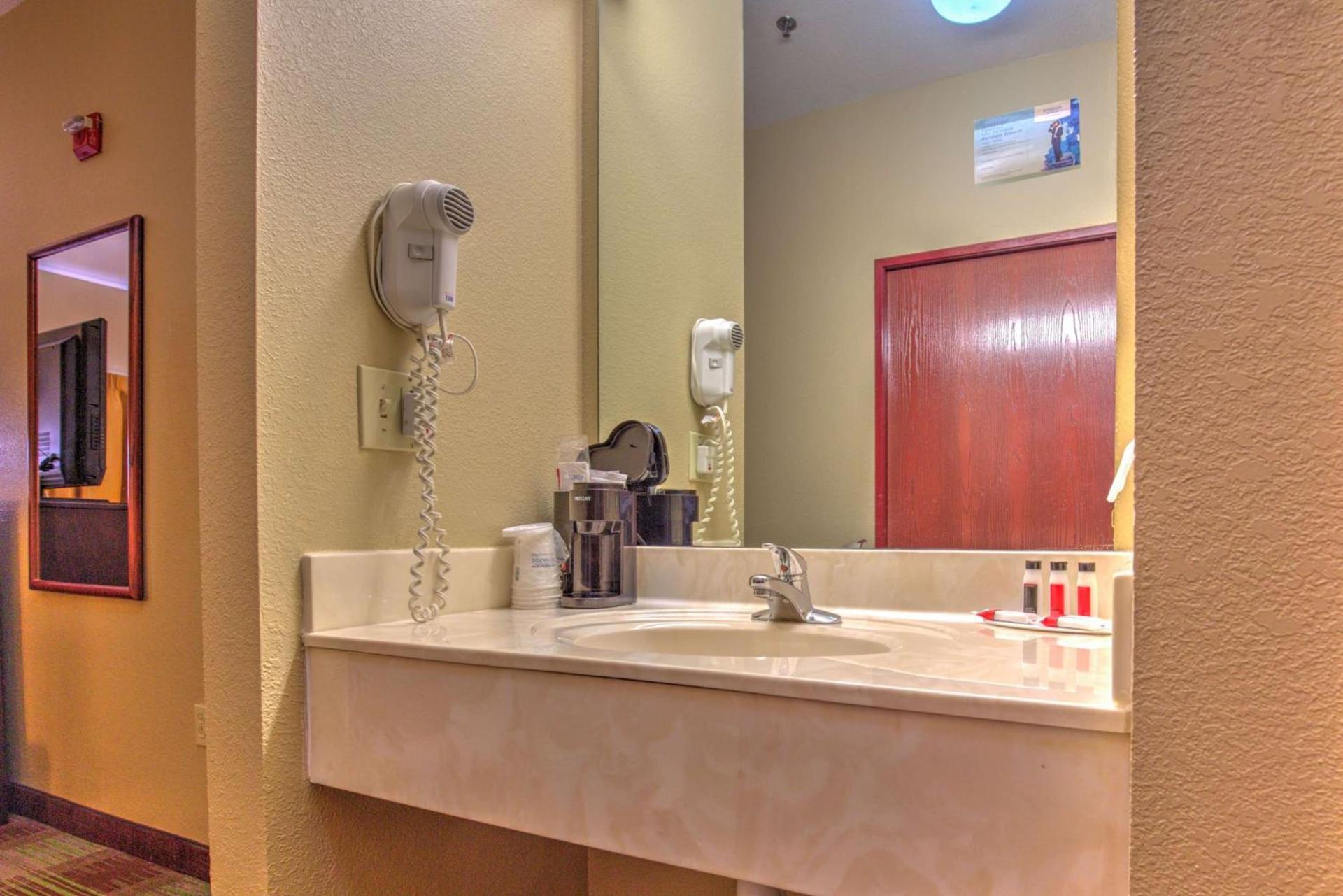Super 8 by Wyndham Waterloo photo 13