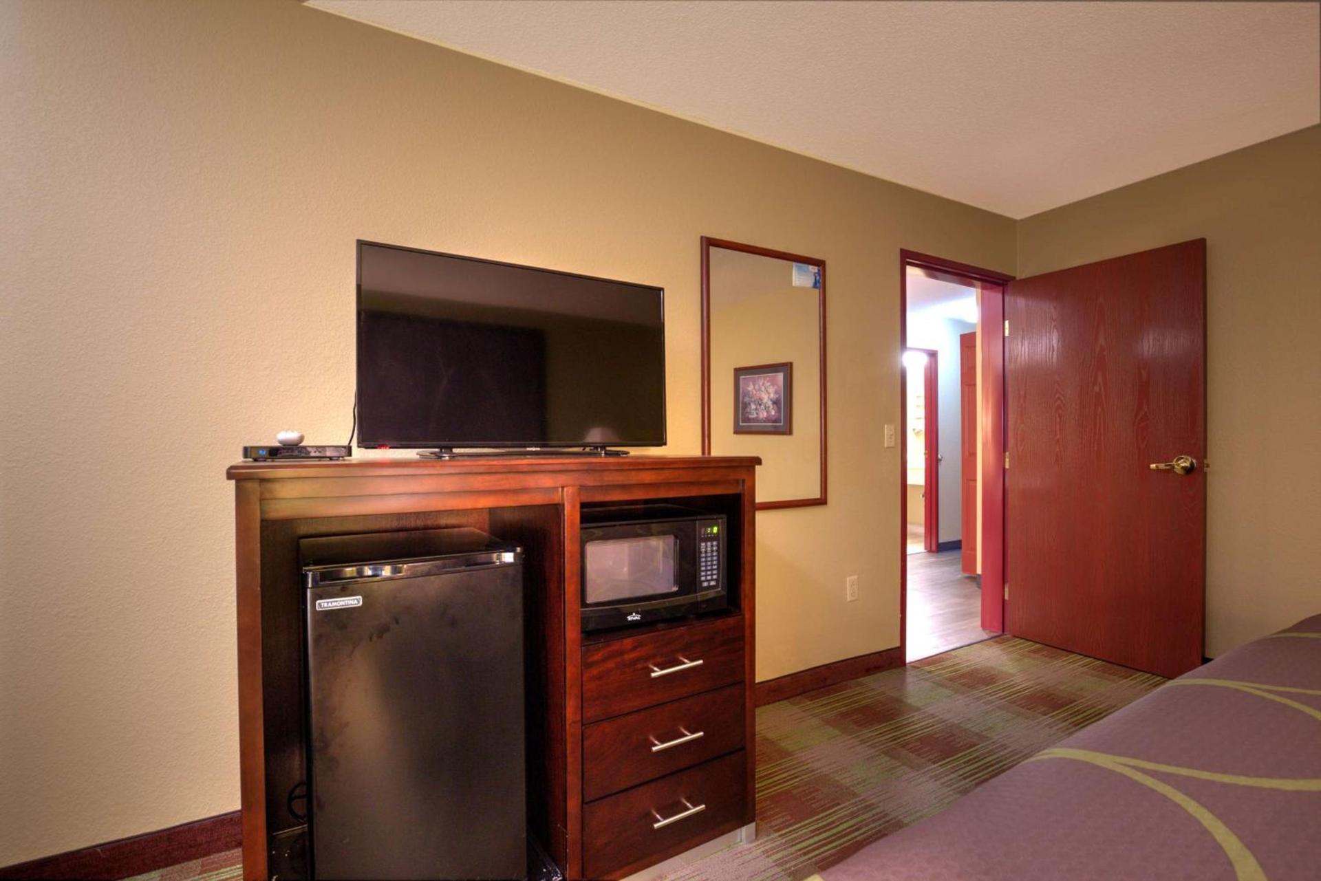 Super 8 by Wyndham Waterloo photo 19
