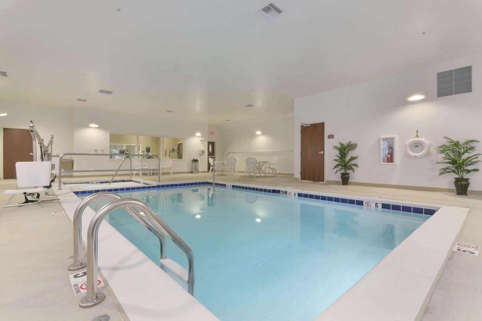 Microtel Inn & Suites by Wyndham Minot photo 2