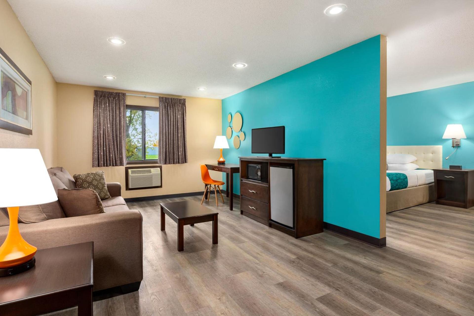 Howard Johnson by Wyndham Waterloo/Cedar Falls photo 39