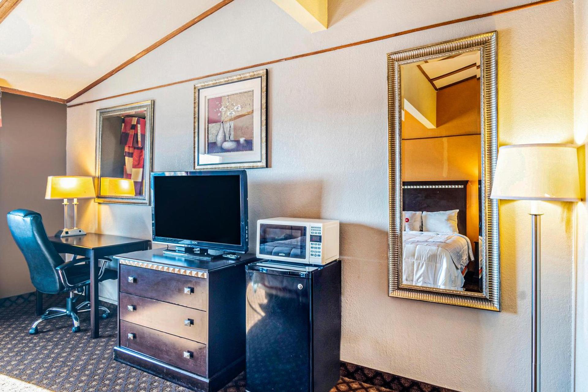 Travelodge By Wyndham Dodge City KS photo 20