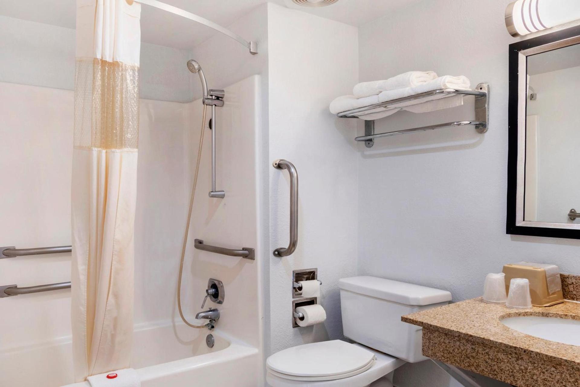 Travelodge By Wyndham Dodge City KS photo 25